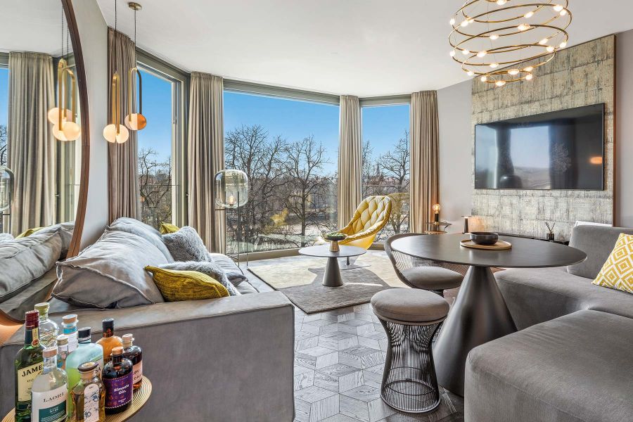 Wohnzimmer in der Loft mit Blick auf München