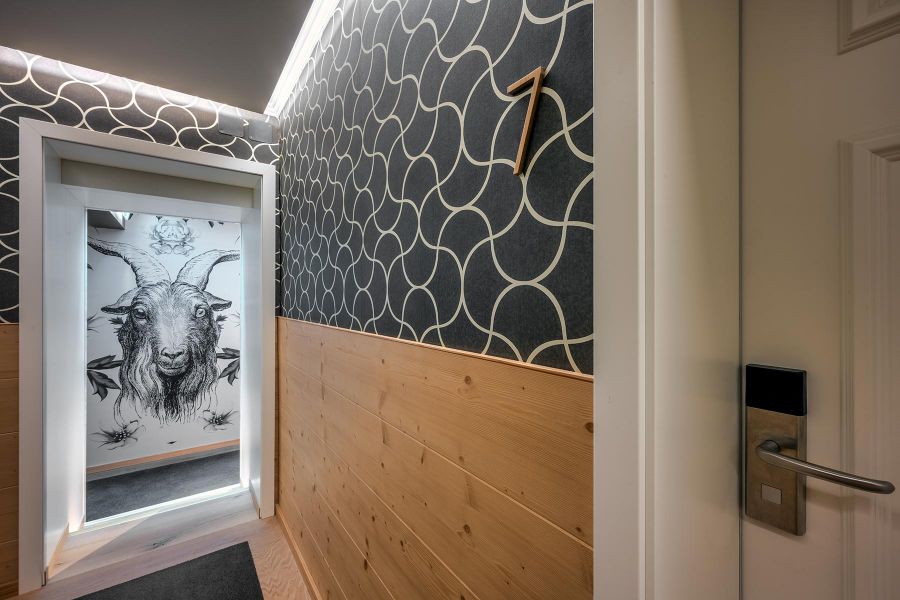 Tapete mit Steinbock als Eyecatcher