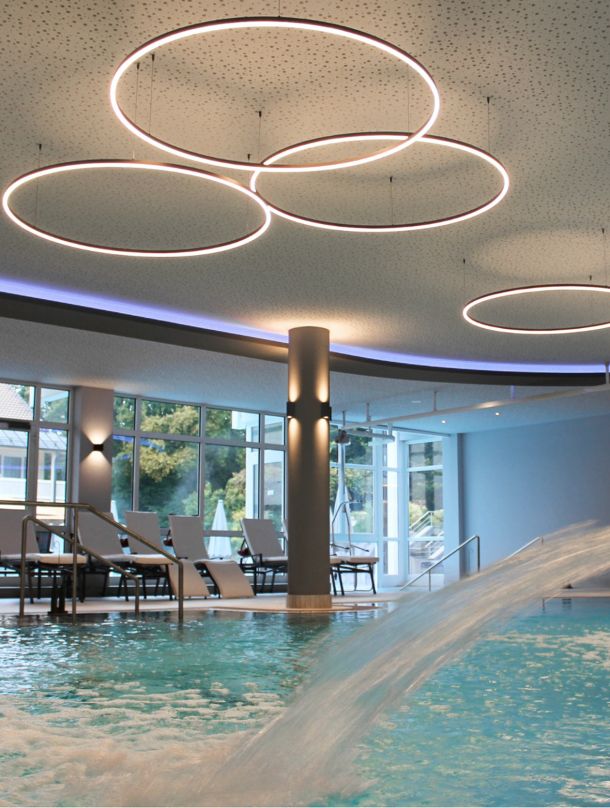 Moderne Beleuchtung im Poolbereich des Hotels St. Wolfgang