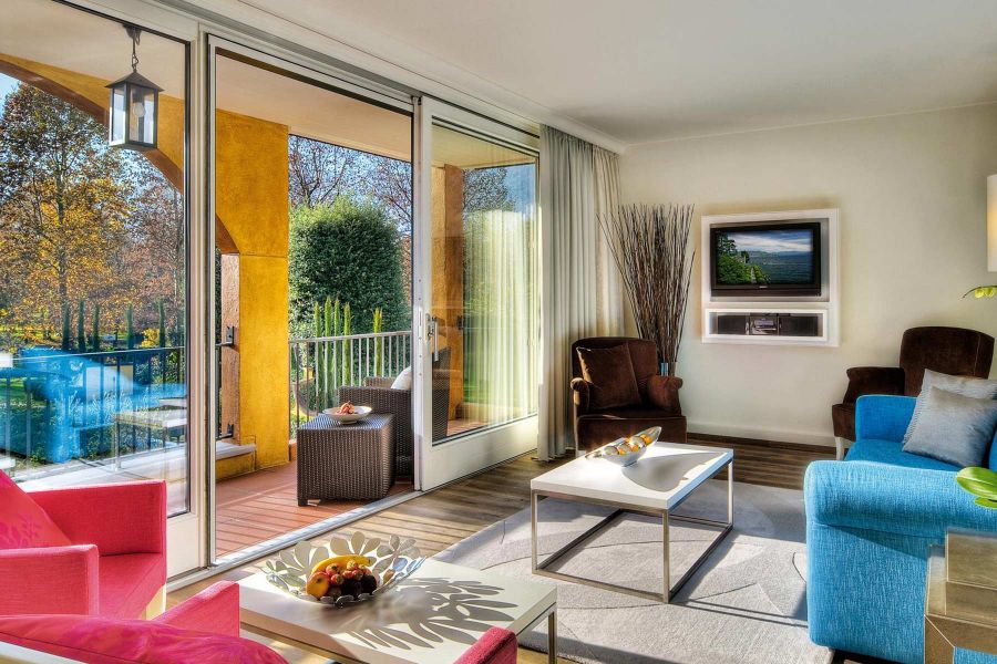 Wohnzimmerbereich der Suite des Giardino Ascona Hotels