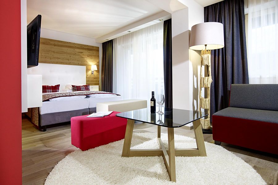 Holzverkleidung im Hotelzimmer