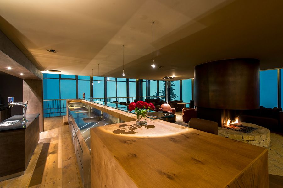 Theke aus rustikalem Holz und Pendelleuchten in der Lounge von APPIA