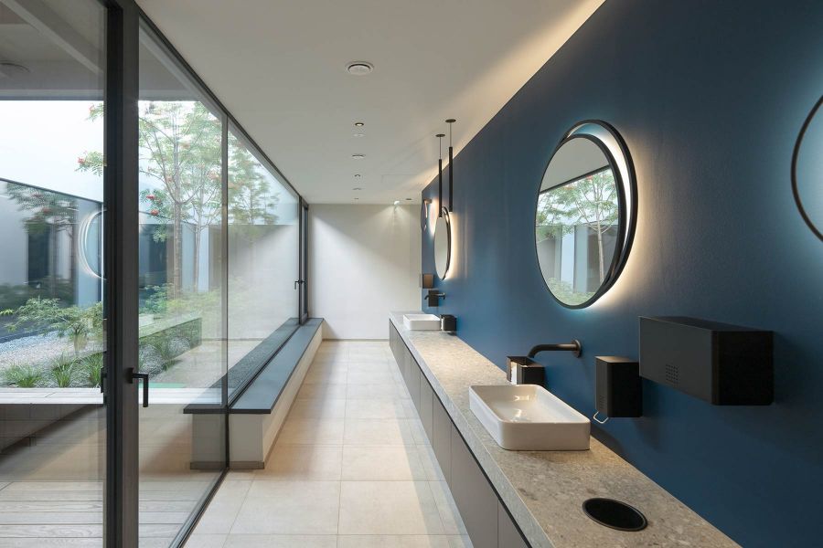 Waschtisch-Anlage mit LED-Spiegel im Büro