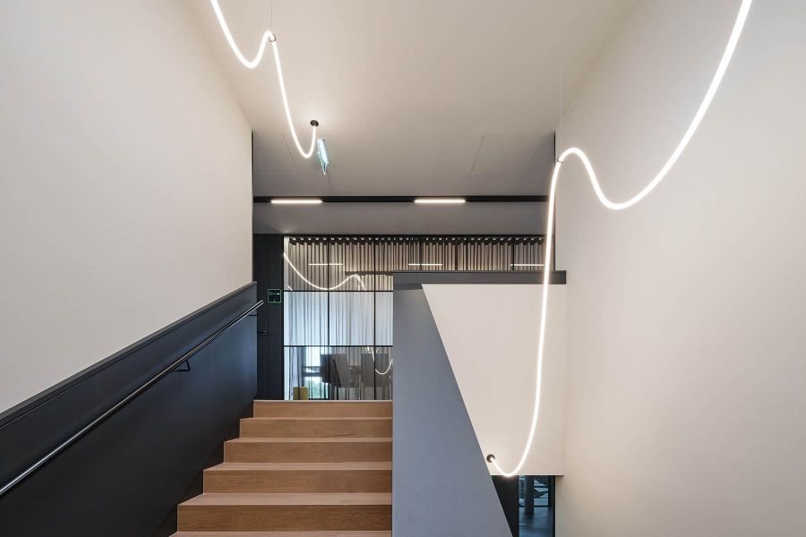 innovative Beleuchtung im Treppenhaus des Bürogebäudes