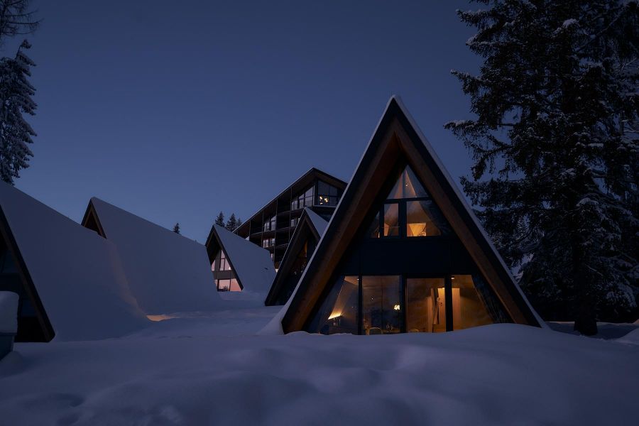 beleuchtetes Chalet bei Nacht