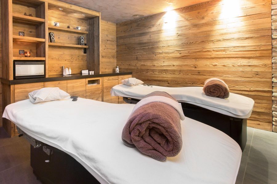 Erholungsurlaub im Crans Ambassador SPA-Bereich mit Massageliegen