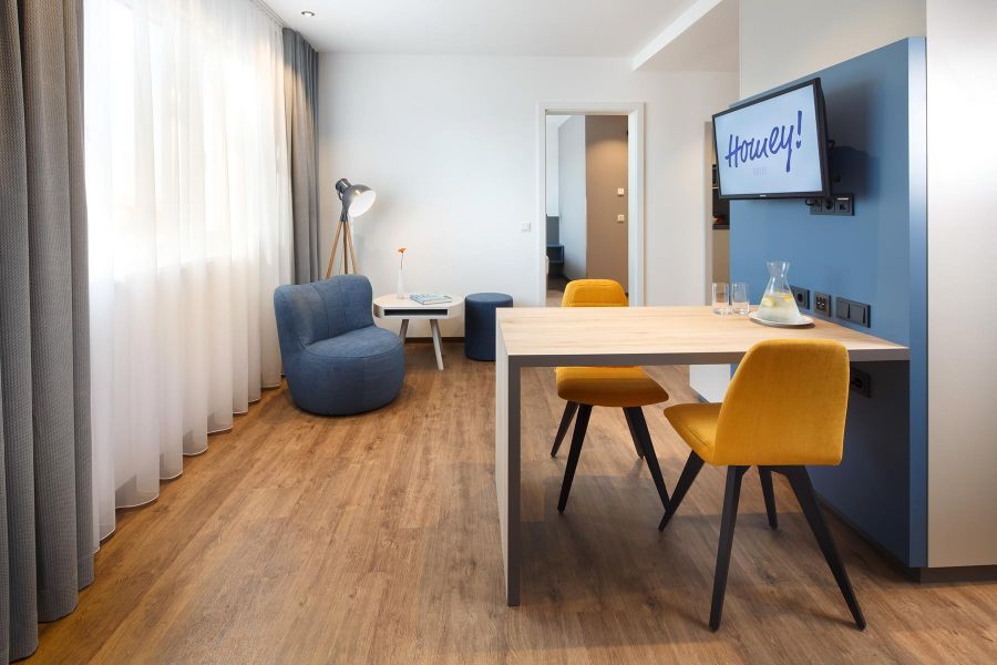 Hoteleinrichtung mit Esstisch und Leseecke