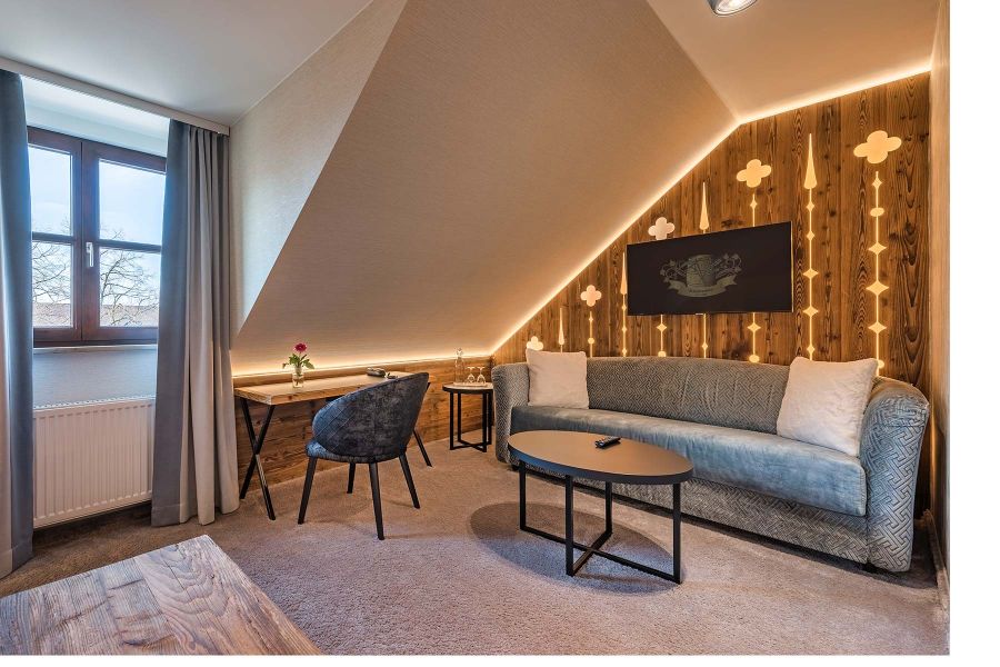 Hotelzimmer Schaefflerwirt mit dekorativer Wandverkleidung