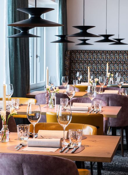 Schwarze Pendelleuchten in Restaurant in Hochfügen