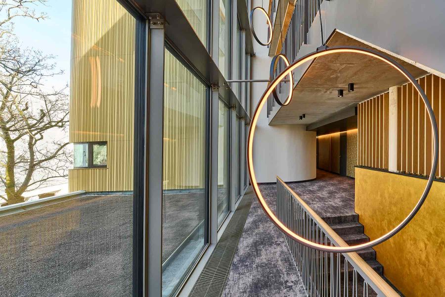 Treppenhaus mit Pendelleuchten im Thermenhotel Bad Ems