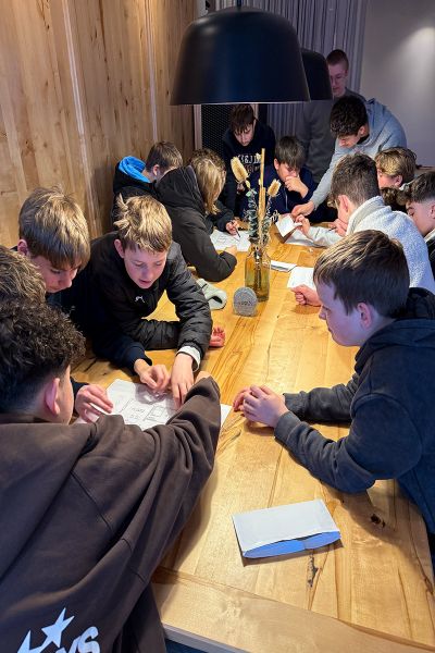 Mehrere Schüler besprechen während ihres Besuchs bei Appia einen Bauzeichnerplan.