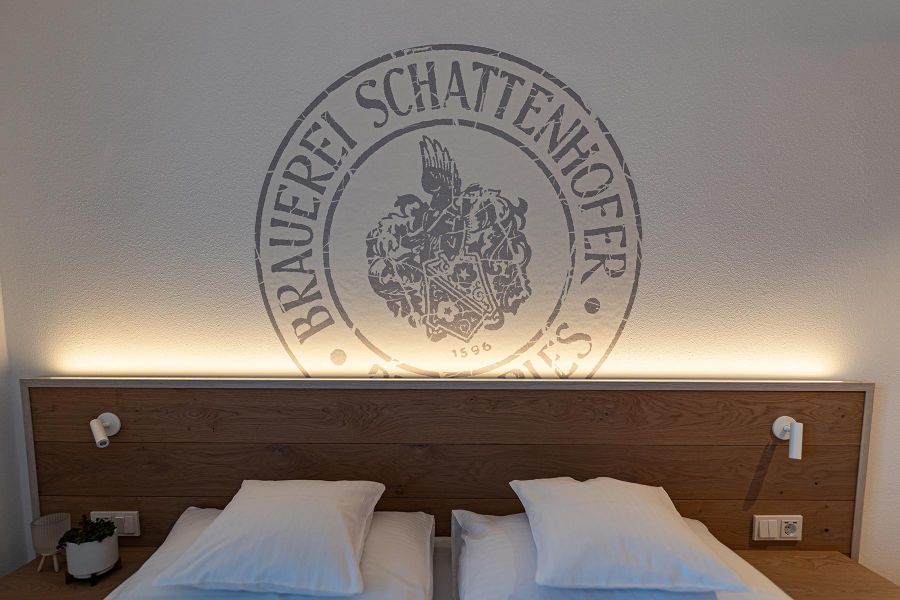Hotelzimmer mit individuellem Wandmotiv passend zum Hotel