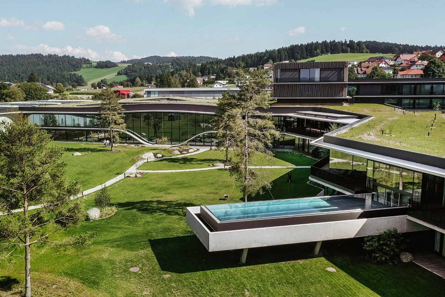 Hotelprojekt Loxone Außenansicht mit Pool