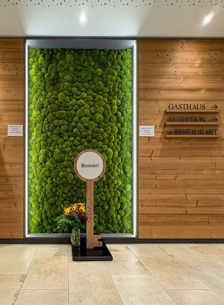 Schlüssel aus der Schreinerei Appia zur Eröffnung Gasthof Hummel vor grüner Mooswand