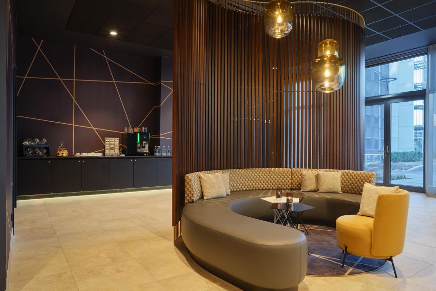 Hotellobby graues gebogenes Sofa mit gelben Sessel