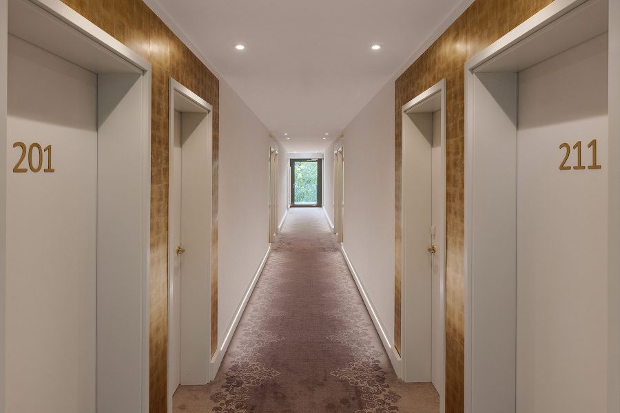 Hotelgang Emichs Hotel modern renoviert