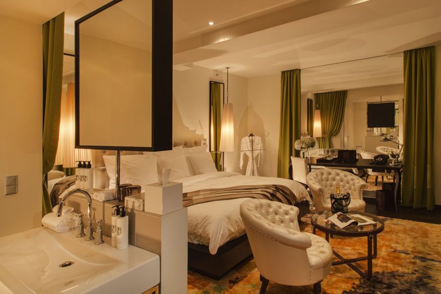 Hotelarchitektur inklusive offener Raumgestaltung im Hotelzimmer