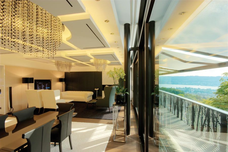 Moderne Massino Suite mit Balkon und Blick auf den Zürichsee in der Schweiz