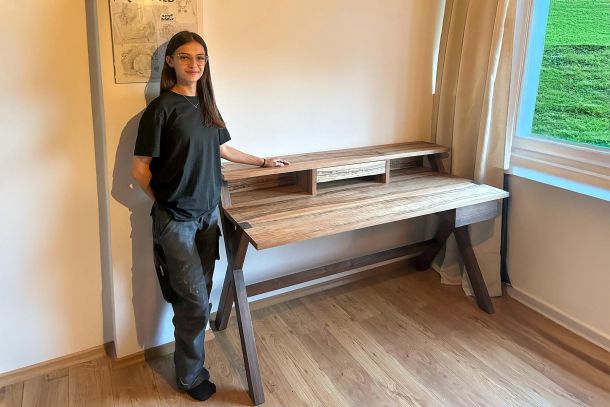 Tisch mit X-Beinen von Schreinergesellin Laura bei Appia