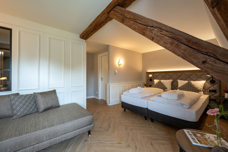 Hotel Ausstattung mit Boxspringbett und Recamiere