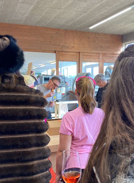 Verteilung der Faschingskrapfen vom Lions Club in der Schreinerei