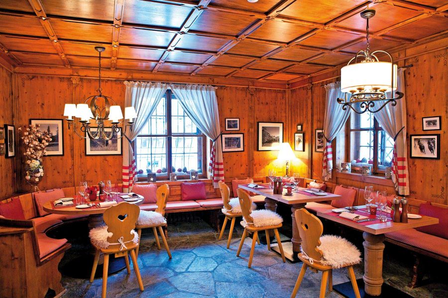 Stube im Restaurant mit Holzverkleidungen