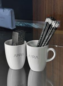 Gebrandete Tassen, Meterstäbe und Bleistifte von Appia als Dekoelement