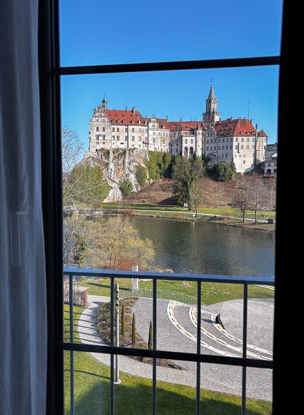 Hohenzollernschloss Sigmaringen bei heiterem Himmel hinter der Donau