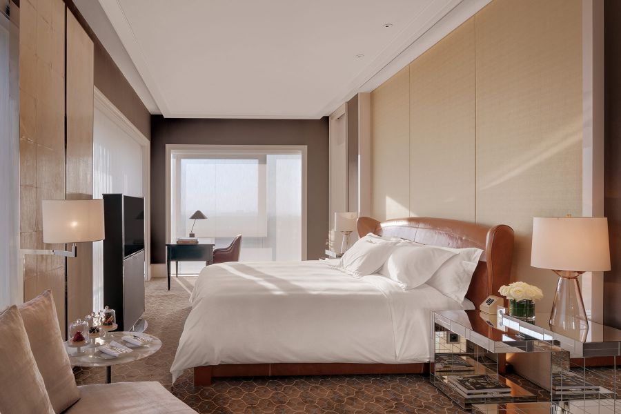 Doppelbett aus Leder und mit viel Sonnenlicht sowie hochwertiger Ausstattung bzw. Einrichtung