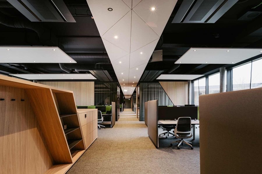 offener Bürobereich mit kleinen Trennwänden am Loxone Campus