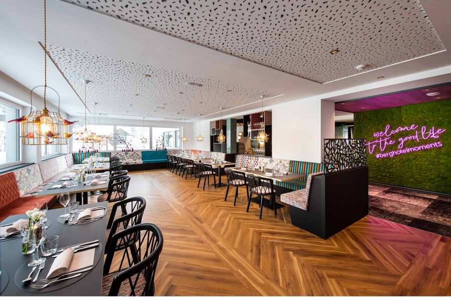 Schriftzug und bunte Sitzbezüge in Hochfügen