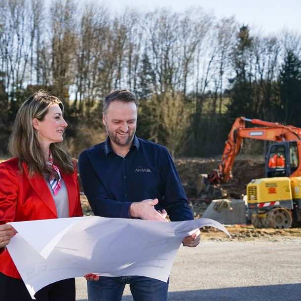 client and site manager discuss a hotel plan