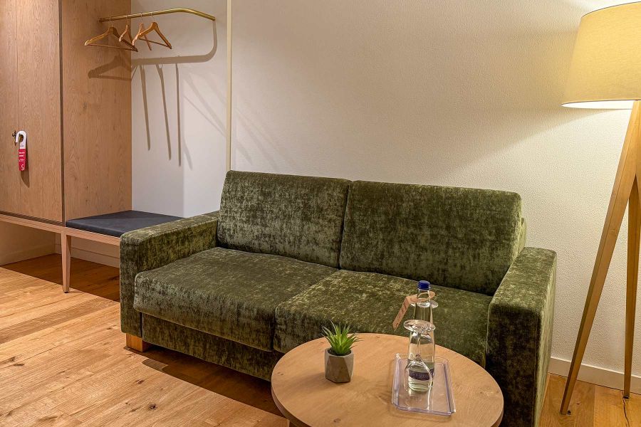Sitzecke mit Couch und Couchtisch aus Holz im Premium Doppelzimmer