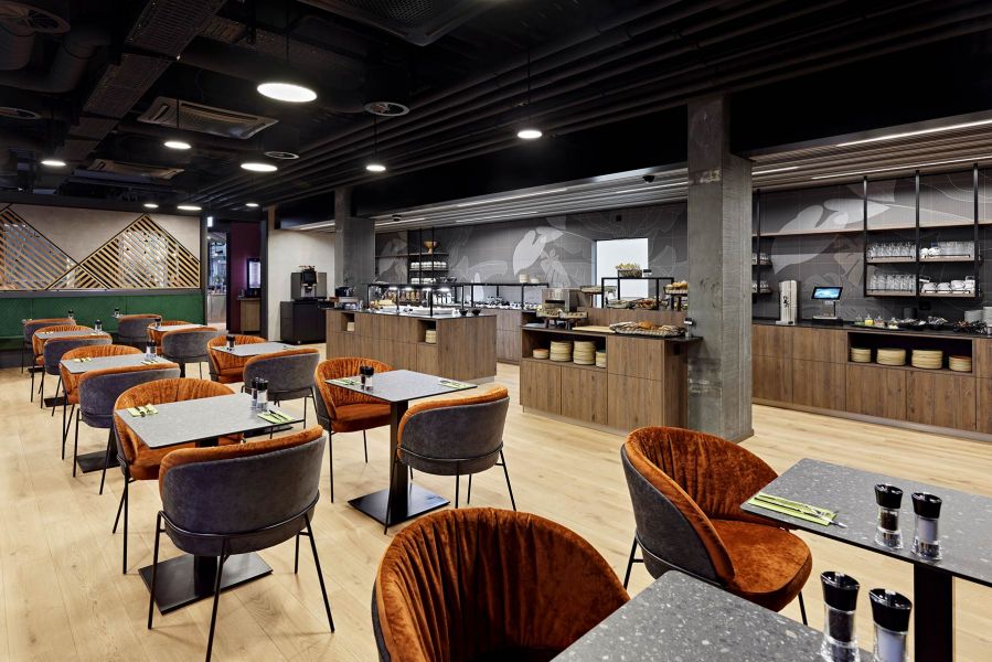 Einrichtung des Restaurants mit Frühstücksbuffet