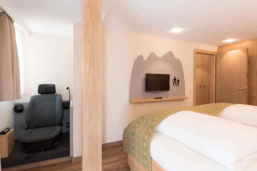 Hoteleinrichtung mit Autositz in der Leseecke