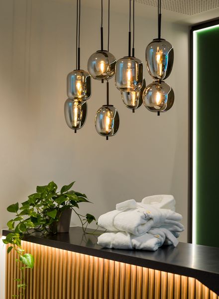 stimmungsvolle Pendelleuchten im Spa-Bereich