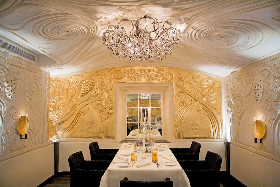 Fine Dining Restaurant mit goldener Wand