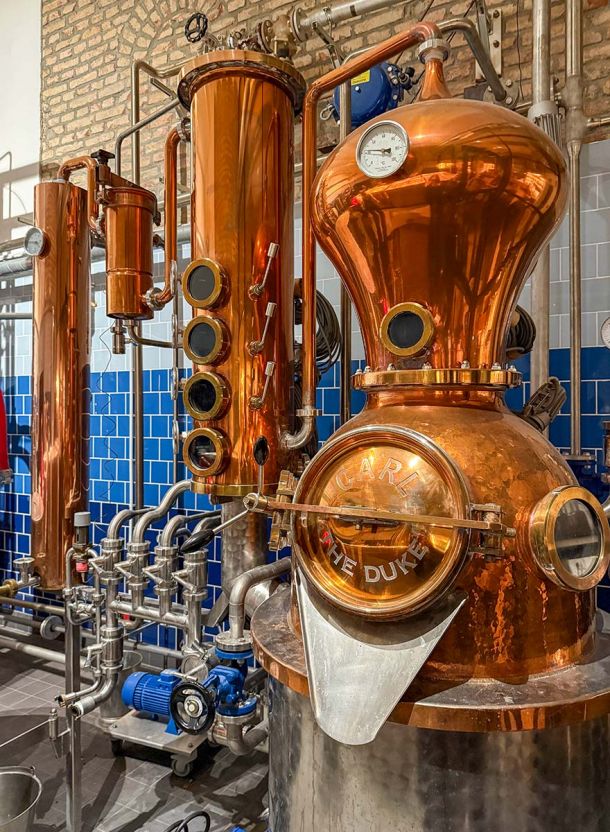 Historische Brauerei mit großen Kupferkesseln Rohrsystemen Messanzeigen und gefliester Wand als Teil des Gasthofs