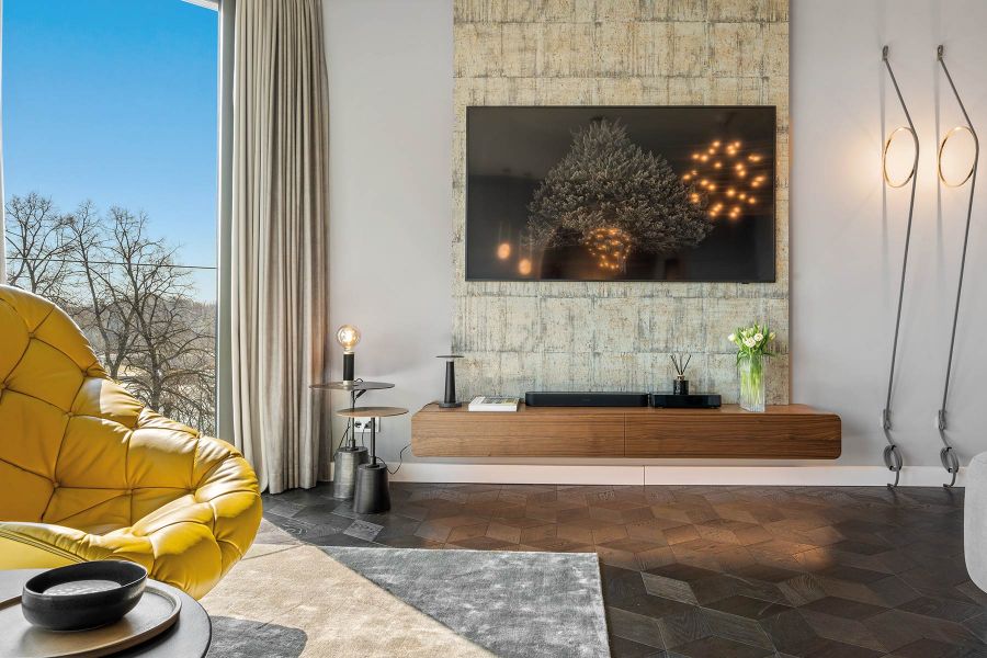 Begeisterndes Wohnzimmer mit TV und Panoramablick