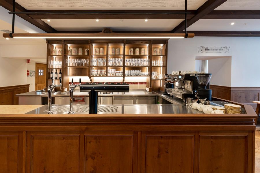 Barbereich des Br&auml;ust&uuml;berls im Hotel Schattenhofer
