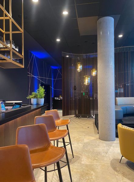 Lounge mit Barhockern und Theke im Dorint Hotel Garching, Business Campus