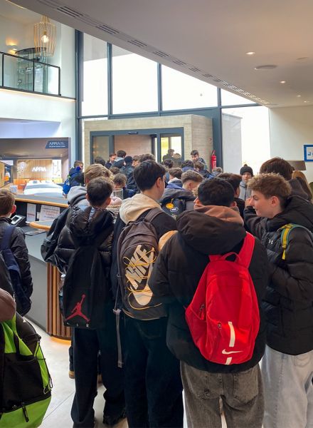 Schüler während eines Schulbesuchs bei Appia im Empfangsbereich