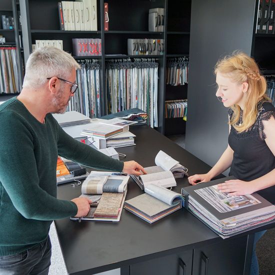 Innenarchitekten beim Ausw&auml;hlen der Stoffe