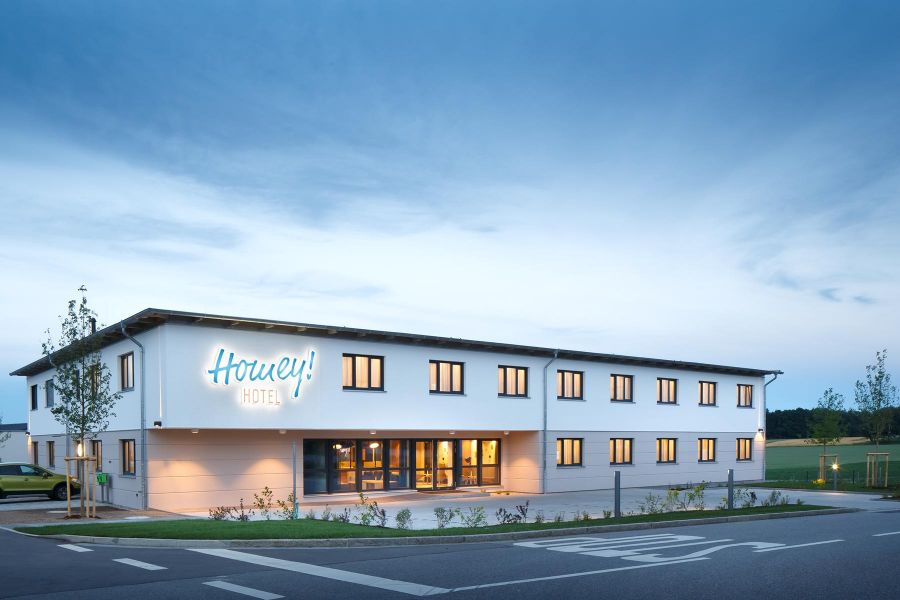 Außenansicht des Homey Hotel in Pentling