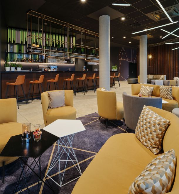 Gelbes Sofa in Loungebereich im Dorint Garching