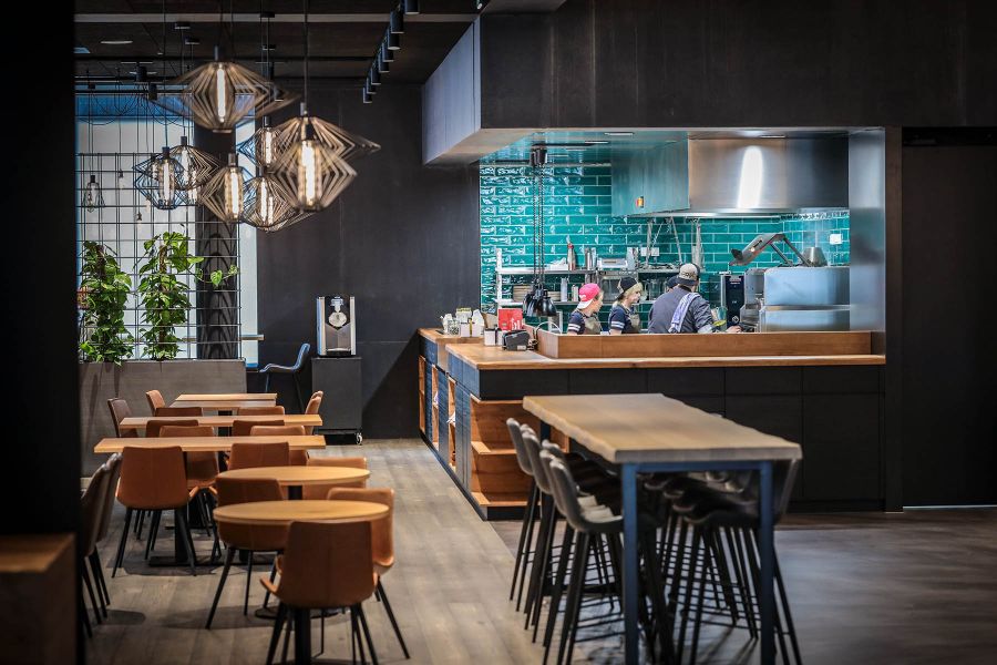 Restaurant mit Theke, Hochtische und Bistrotische