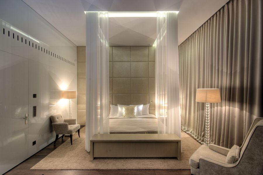 Maestro Suite im Hotel The Grand Dolder mit indirekter Beleuchtung