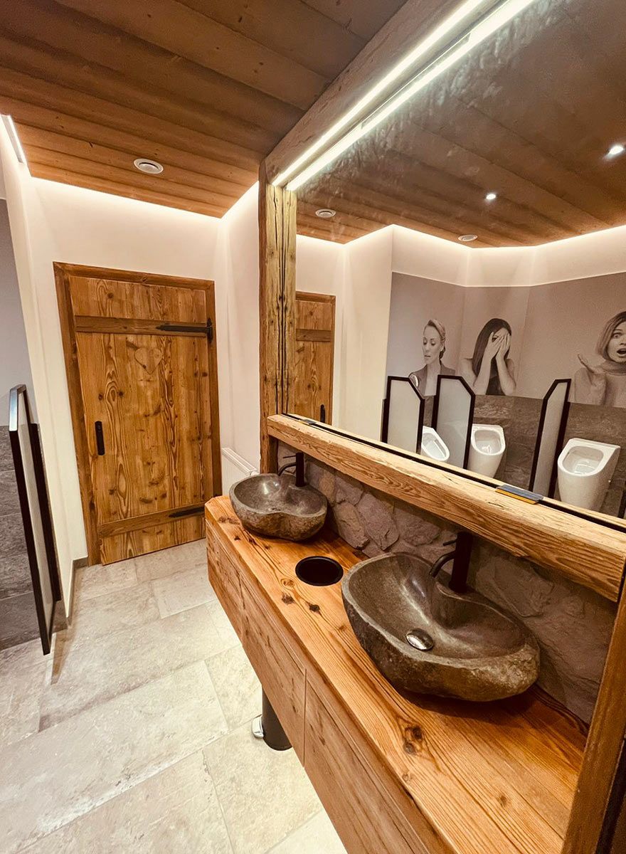 WC im Restaurant mit Waschbecken aus Naturstein