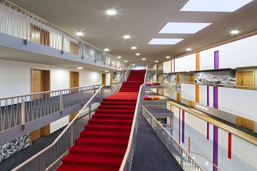 rote Treppe im Spreewald Thermenhotel