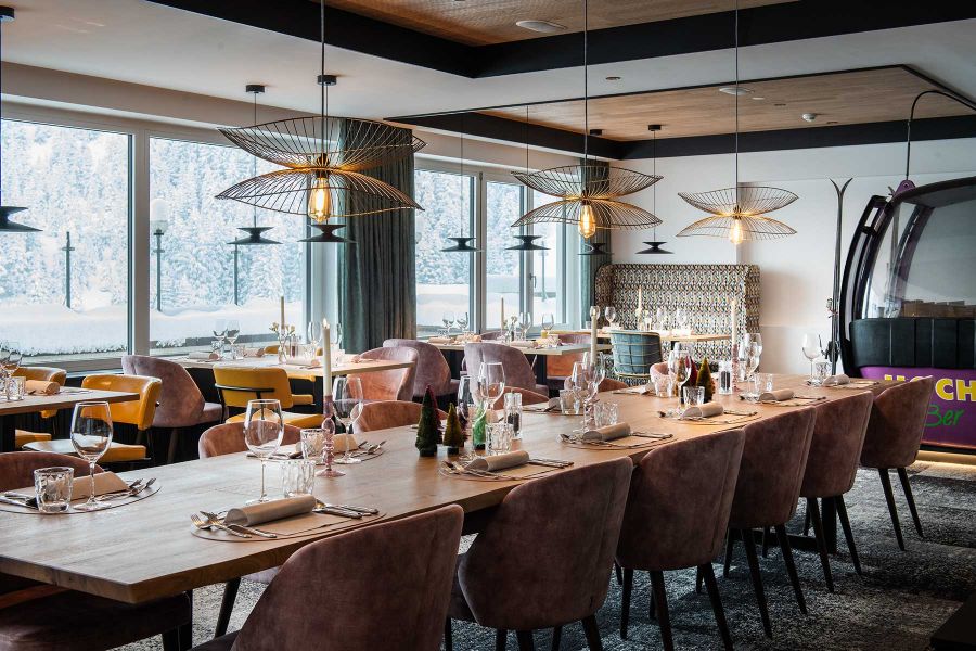 Restaurant mit modernen Leuchten